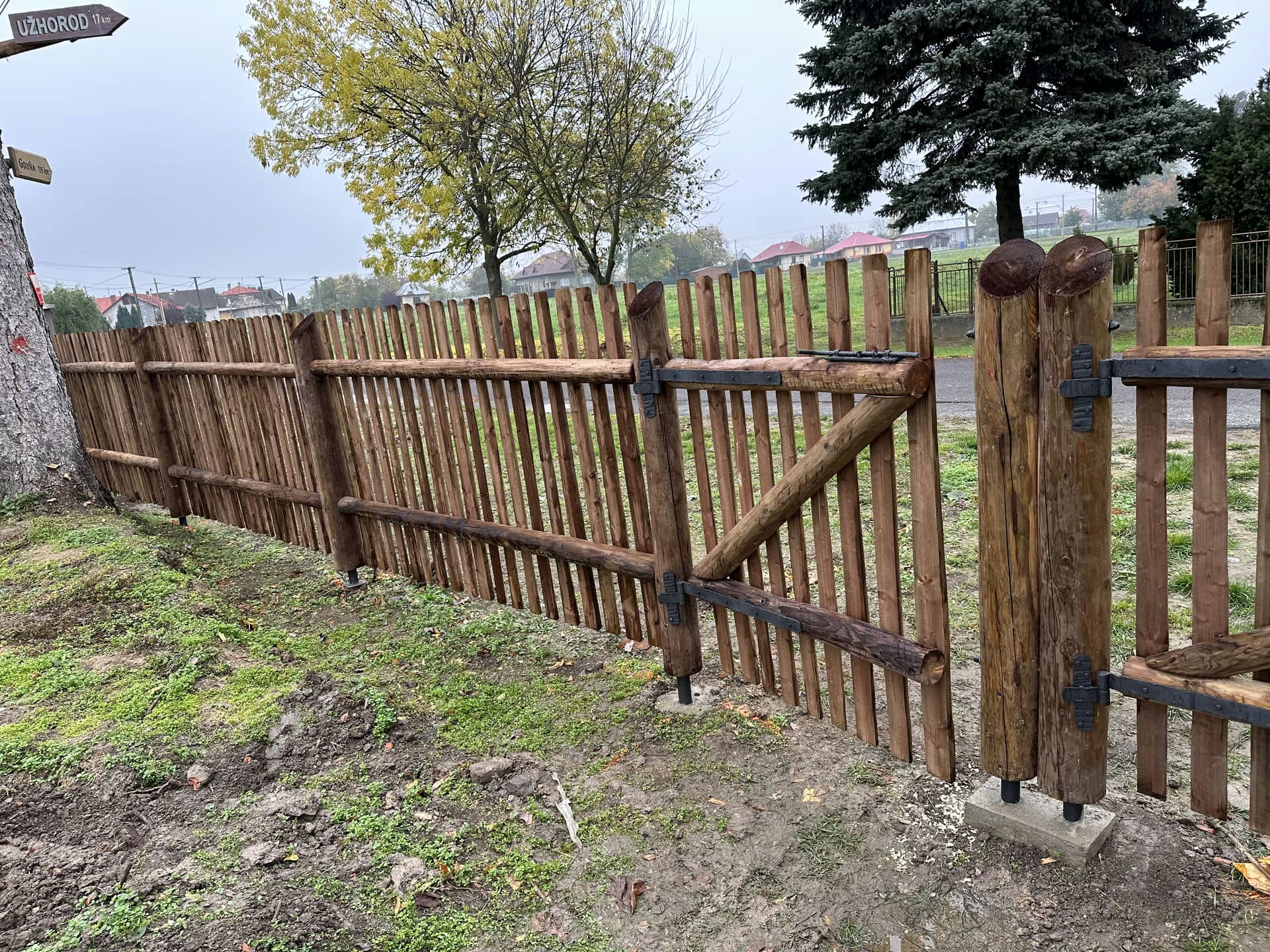 Obrázek 1 / Dřevěné ploty - strojně loupané   - realizace Pavlovce nad Uhom 11-2022